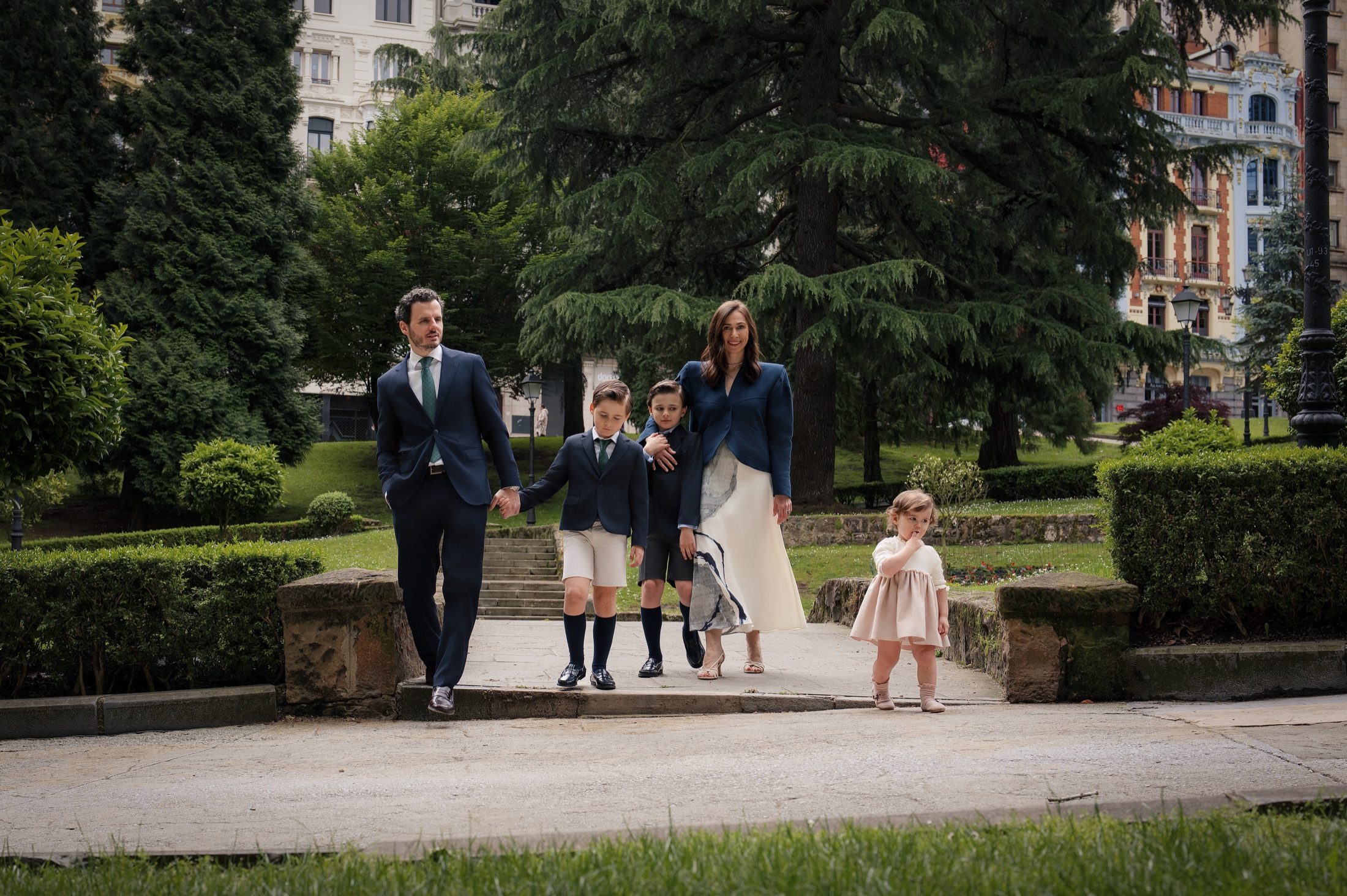 Una familia caminando por el parque